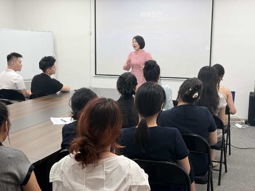 李飞霞院长进行私密品相专项培训
